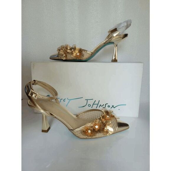 ✨ BETSEY JOHNSON Carli Gold Flower Ornament Pumps MSRP $139 SIZE 6,5 NEW IN BOX - Picture 8 of 17